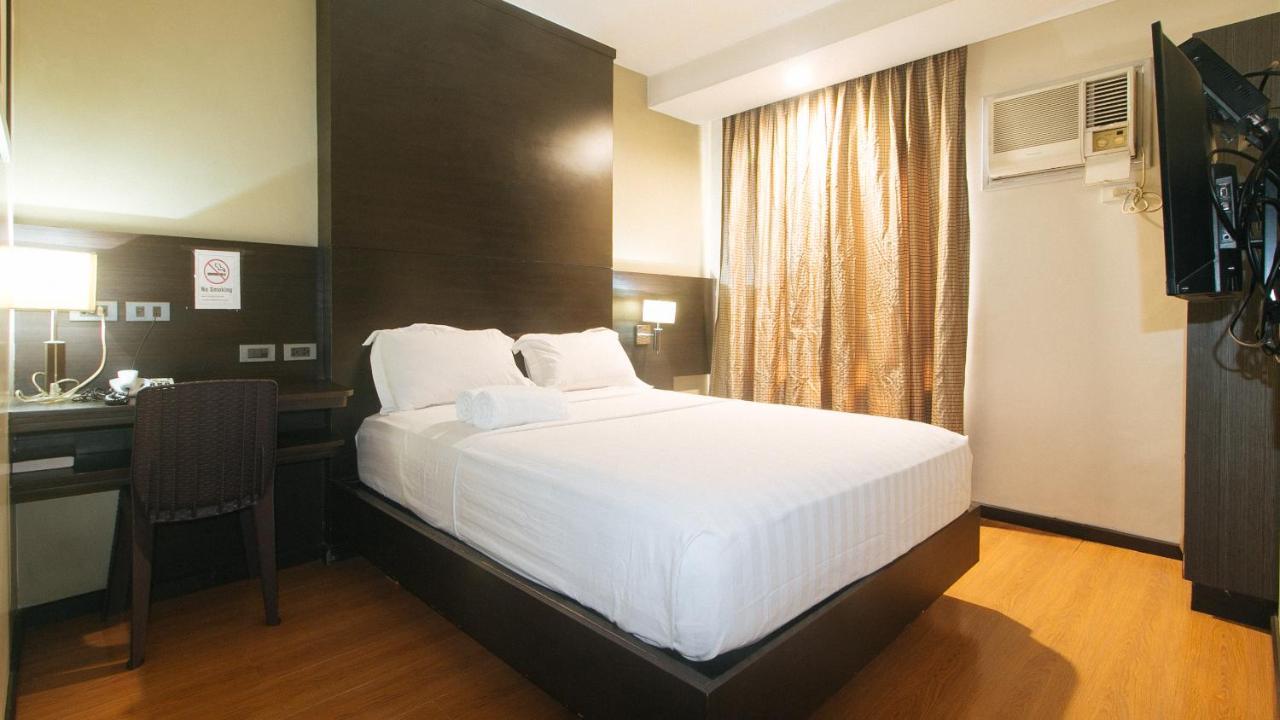 Lorenzzo Suites Hotel Makati City Екстер'єр фото
