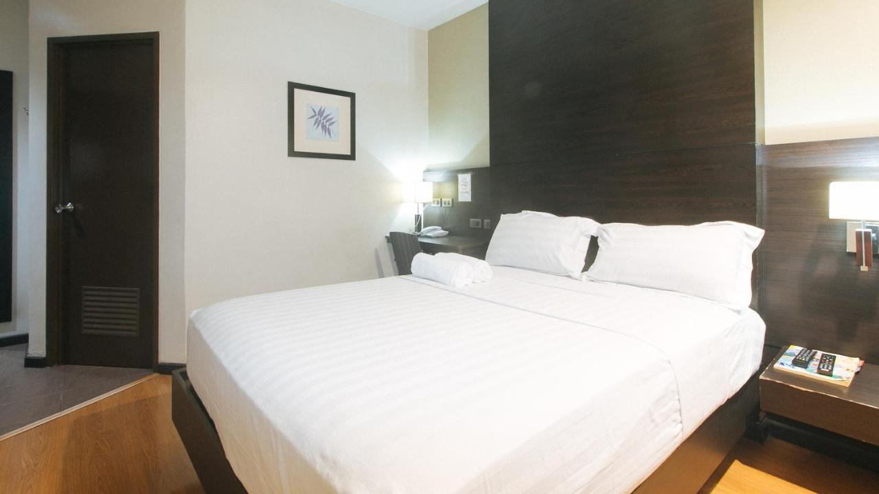 Lorenzzo Suites Hotel Makati City Екстер'єр фото