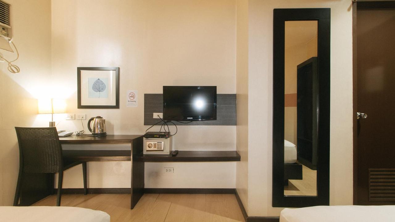Lorenzzo Suites Hotel Makati City Екстер'єр фото