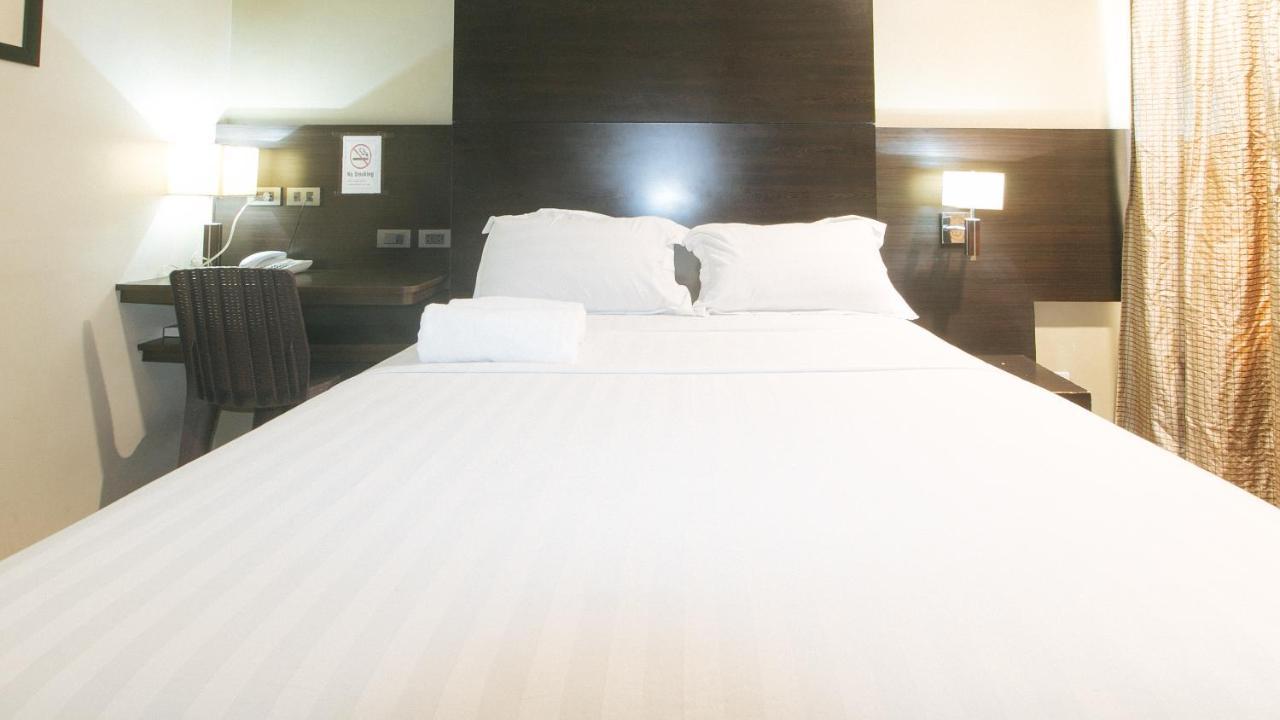 Lorenzzo Suites Hotel Makati City Екстер'єр фото